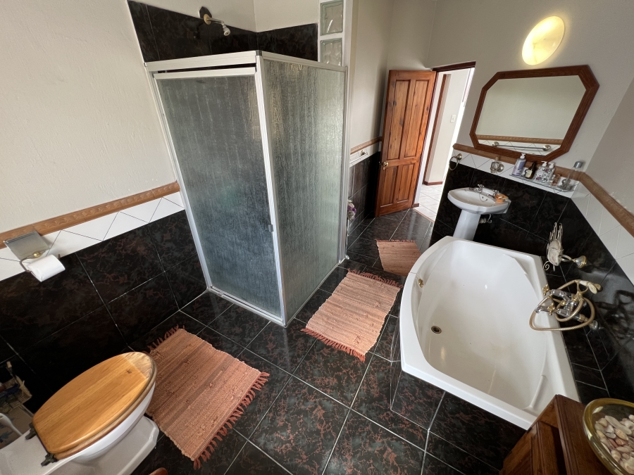 5 Bedroom Property for Sale in Wavecrest Eastern Cape